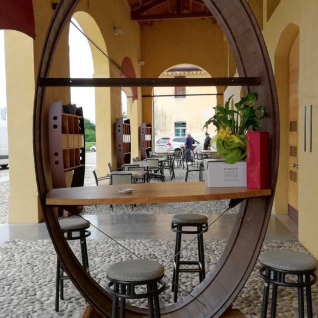 Tavolo nella botte presso Enoteca Veneta a Conegliano