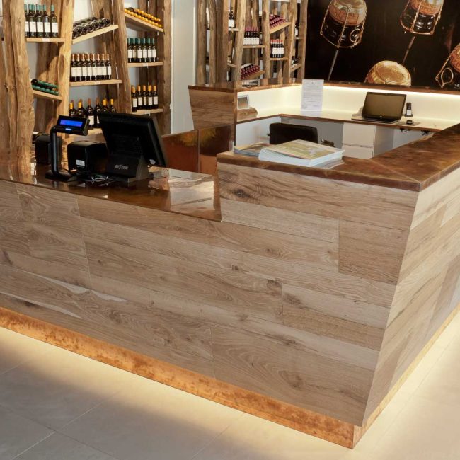 Bancone presso il punto vendita della Cantina Colli del Soligo e portabottiglie a disegno
