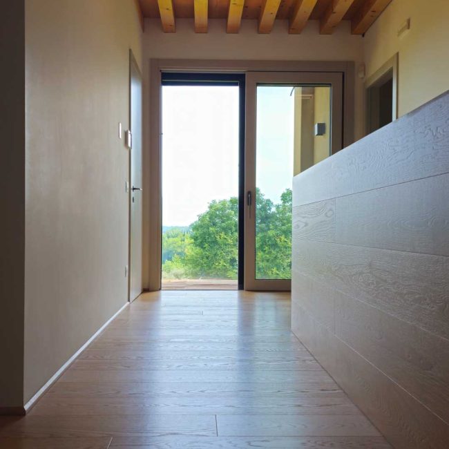 Pavimento, battiscopa e parapetto in rovere