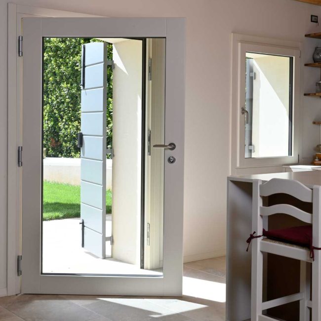 Portoncino in legno alluminio RAL 1013.