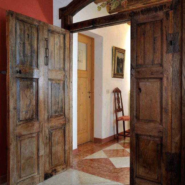 Ristrutturazione vecchio portone di una villa storica.