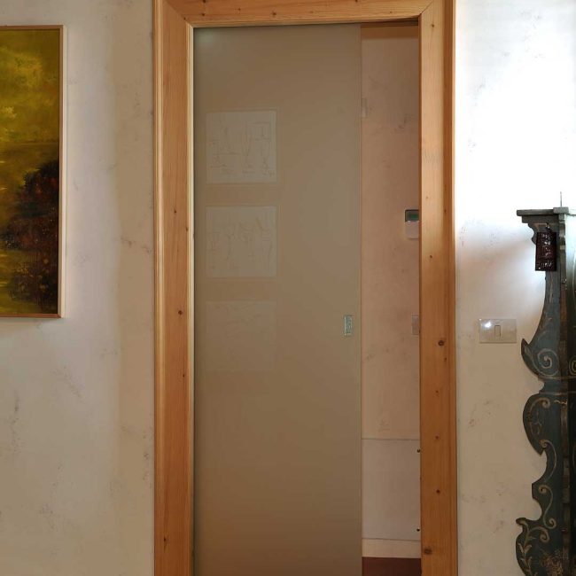 Porta scorrevole a vetro.