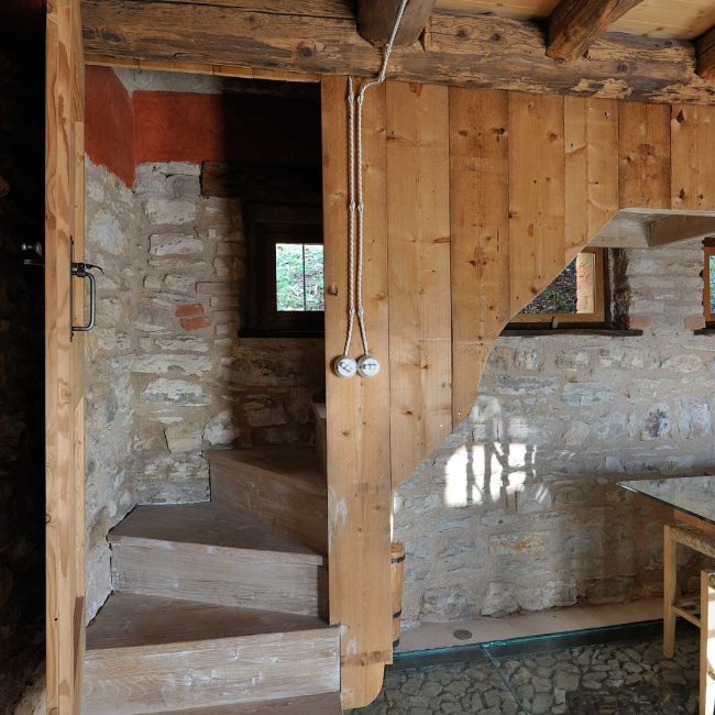 Scala con finitura a calce per restauro di un rustico.