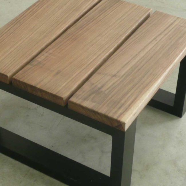 Sgabello con gambe in ferro