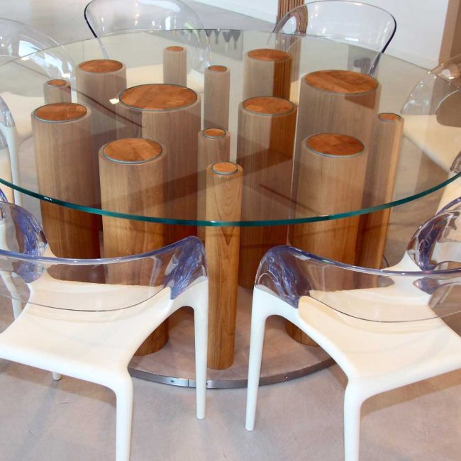 Tavolo in vetro con gambe in rovere