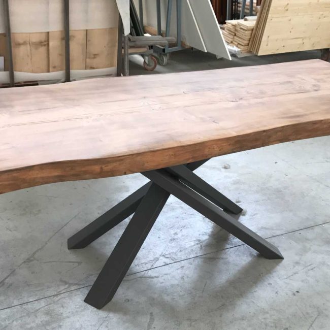 Tavolo in legno con gambe in ferro
