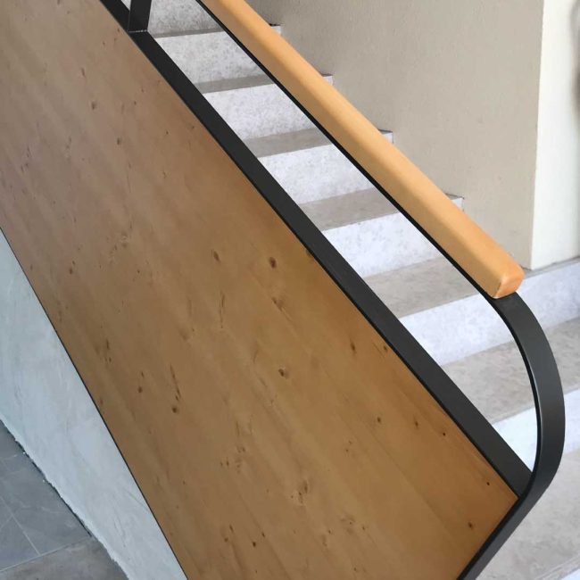 Parapetto in legno e ferro.