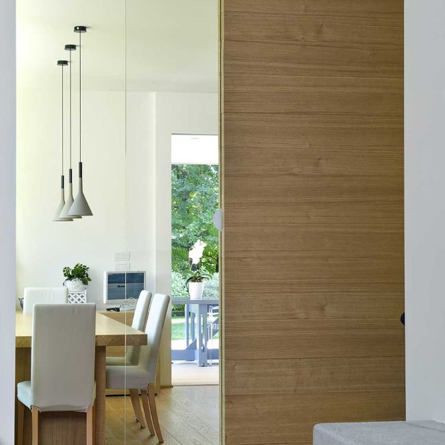 Rivestimento parete divisoria con tavole in rovere.