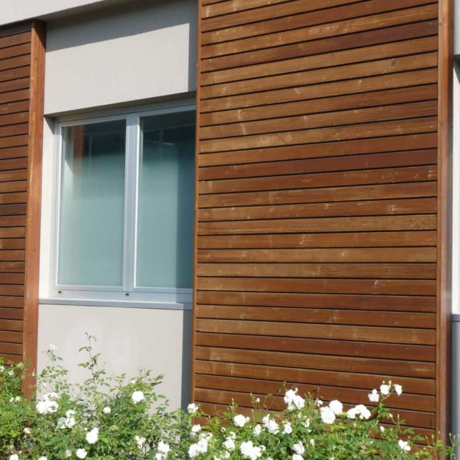 Rivestimento parete esterna con tavole termotrattate per centro medico