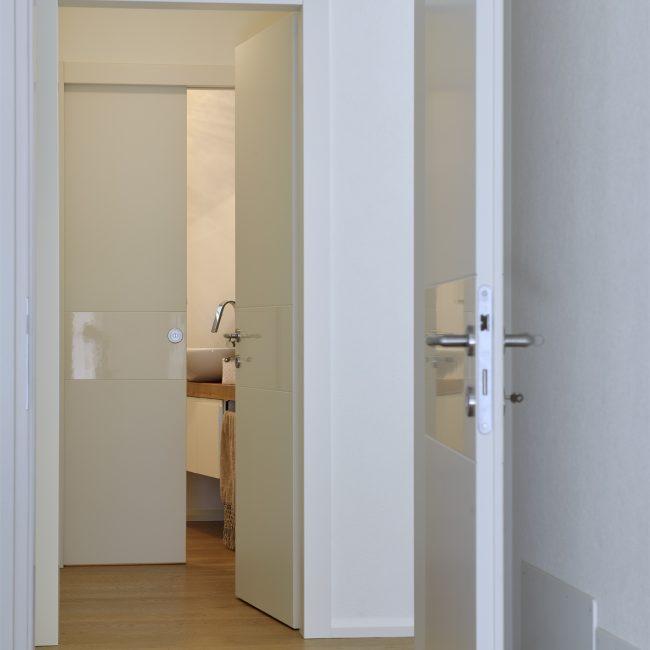 Porte interne laccate con fascia lucida