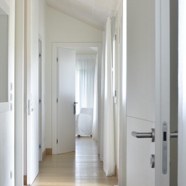 Porte laccate con incisione