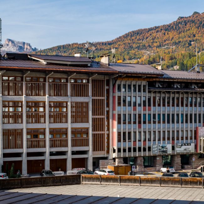 Facciata Palazzo Ex Telve ora "Luce Delle Dolomiti" a Cortina