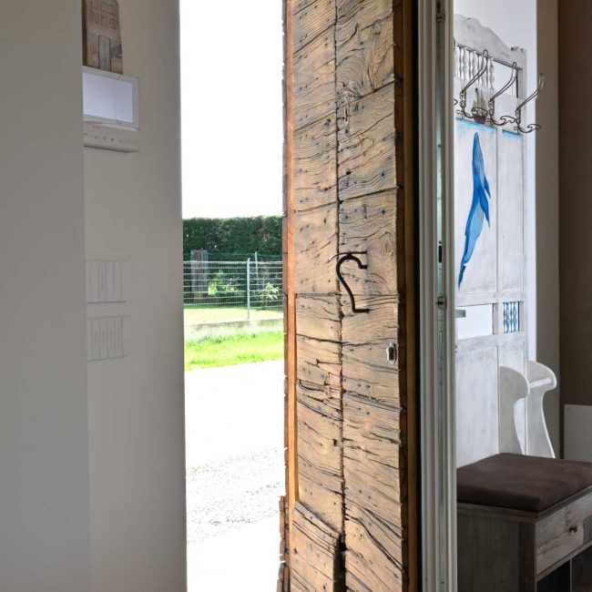 Portone di ingresso restaurato laccato