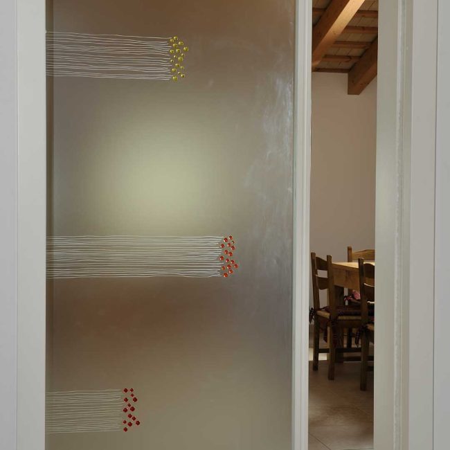 Porta scorrevole in vetro satinato decorato