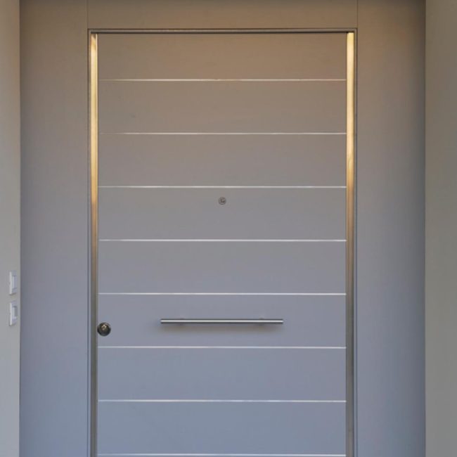 Portoncino blindato con inserti in acciaio inox.