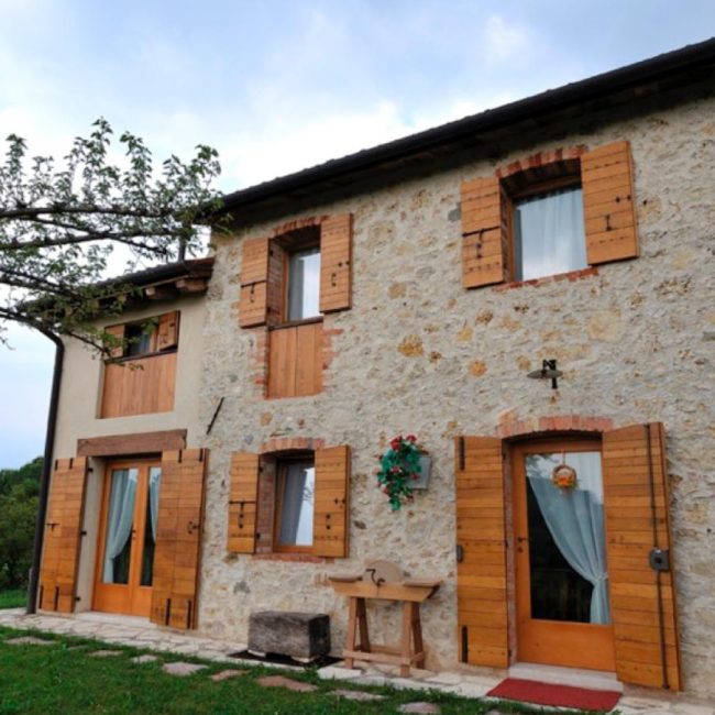 Scuri a scandole per ristrutturazione rustico in collina