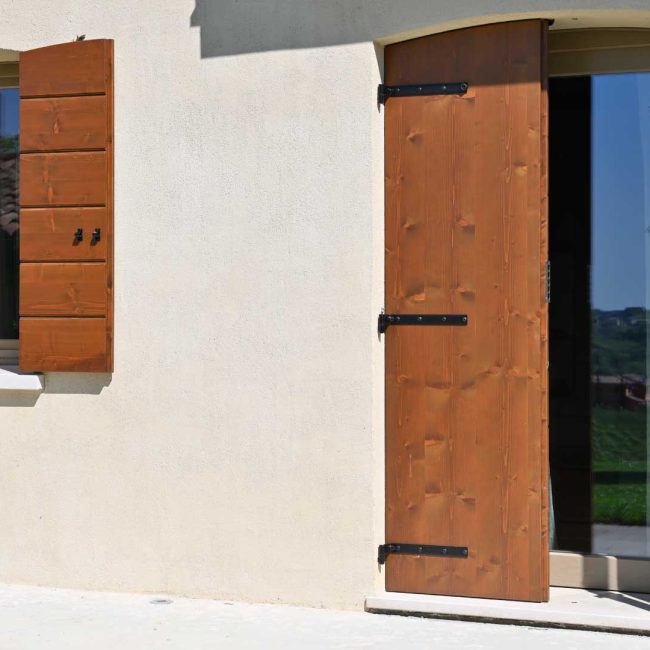 Scuri a scandole due ante ad arco. Per la porta scuro con sicurezza multipunto.