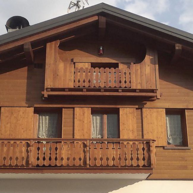 Scuri scorrevoli motorizzati. Intervento di ristrutturazione ad Auronzo di Cadore.