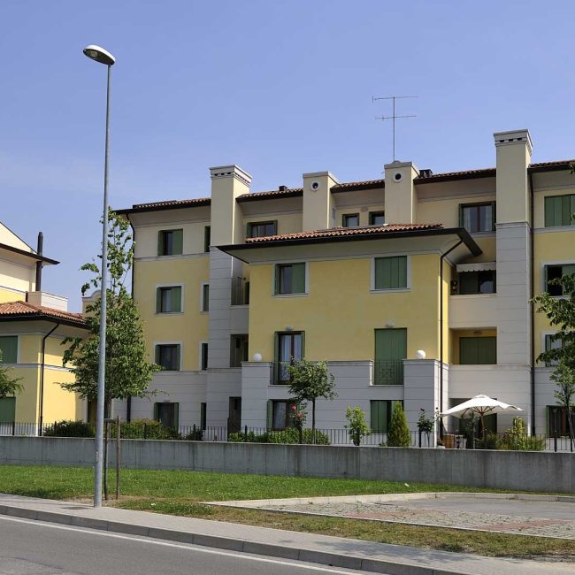 Fornitura serramenti esterni e interni per edifici di una zona residenziale di Pordenone.