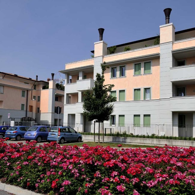 Fornitura serramenti esterni e interni per edifici di una zona residenziale di Pordenone.