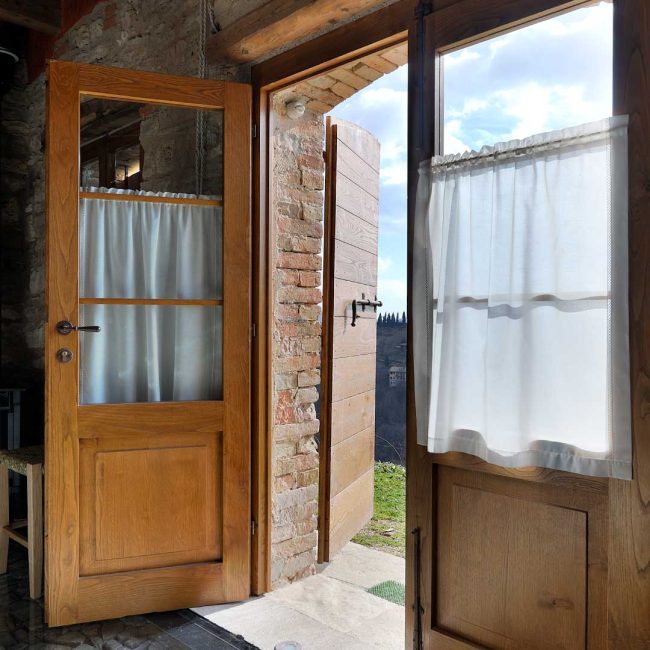Porta ingresso di un rustico