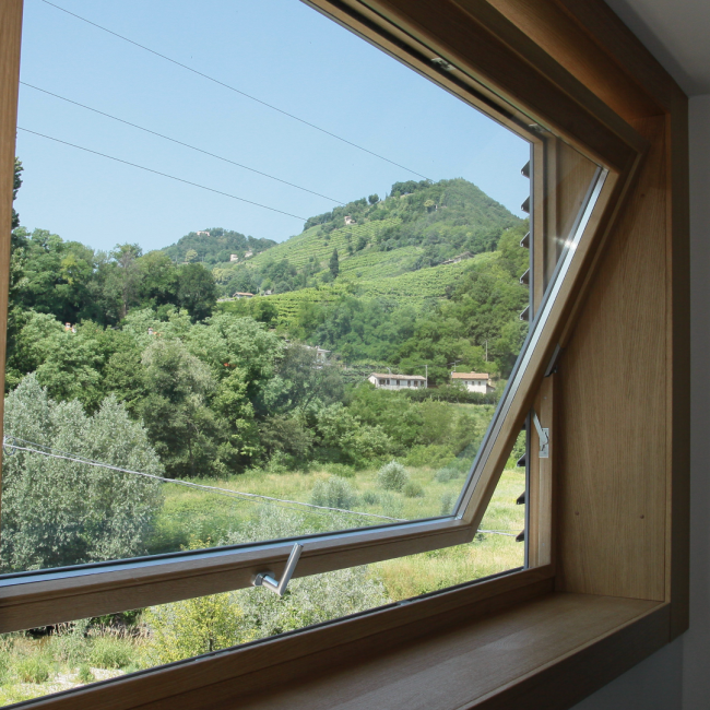 Vetrata a bilico e cornici in rovere naturale.