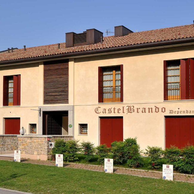 Fornitura serramenti interni ed esterni per la Dependance di Castelbrando a Cison di Valmarino. Scuri lisci laccati ripiegabili sulla spalla del muro.