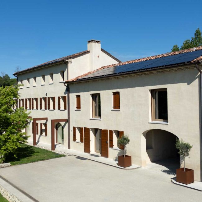 Ristrutturazione casolare di campagna con sostituzione scuri e finestre.