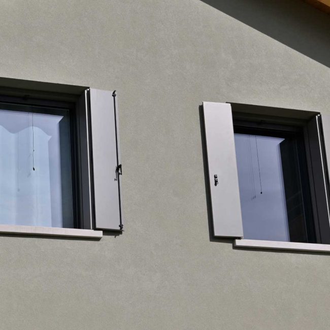 Scuri monoblocco quattro ante laccati con predisposizione per zanzariera.