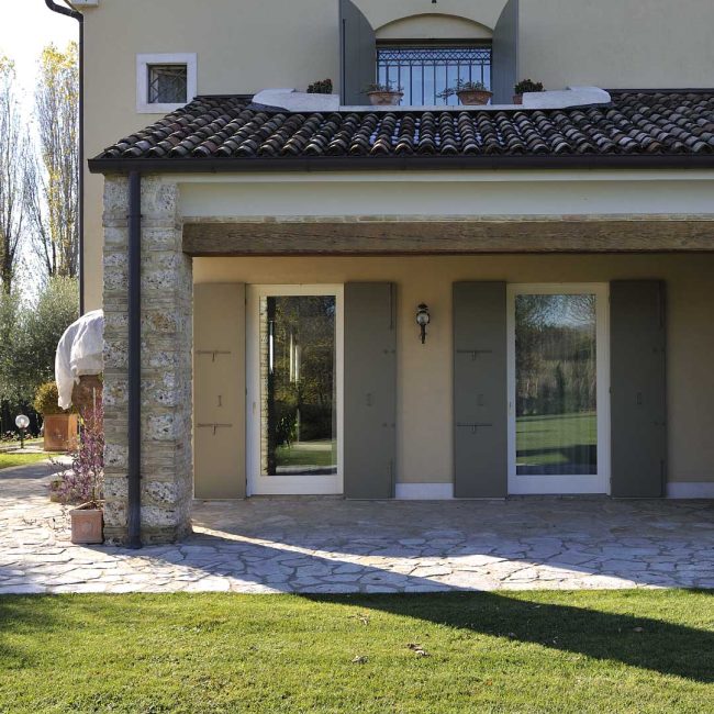 Scuri due ante lisci laccati per villa in collina.