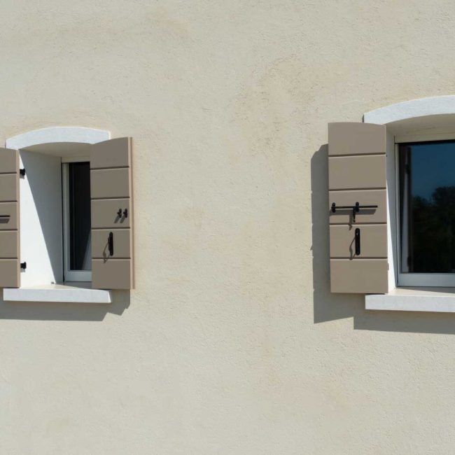 Scuro due ante a scandole ad arco. Finestra in legno alluminio serie Luce.