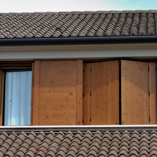 Scuri e tamponamenti in legno.