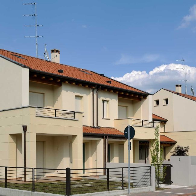 Scuri lisci laccati in zona residenziale.