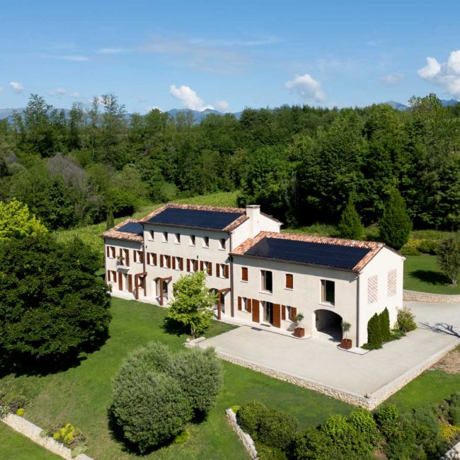 Ristrutturazione casolare in collina. Fornitura serramenti interni e scuri a scandole in abete.