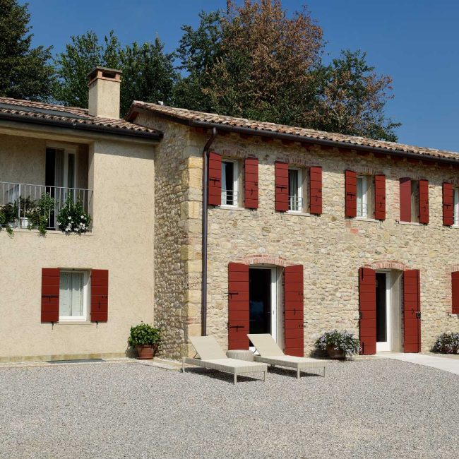 Ristrutturazione casolare in collina con scuri a scandole ad arco laccati