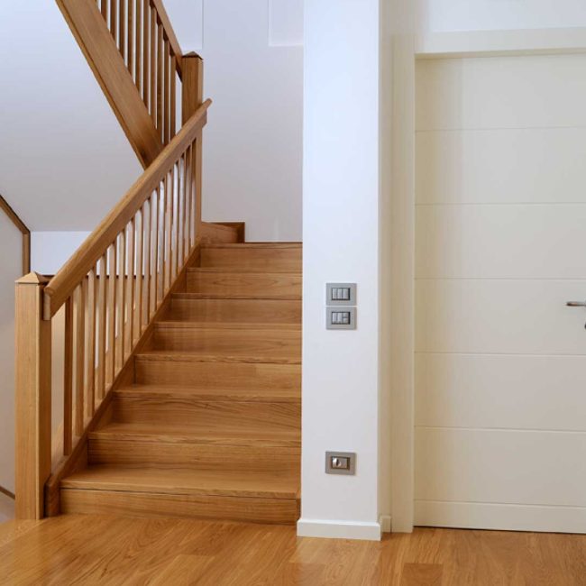 Scala in rovere con parapetto