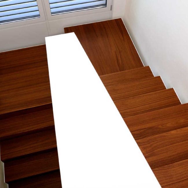 Scala interna in teak.