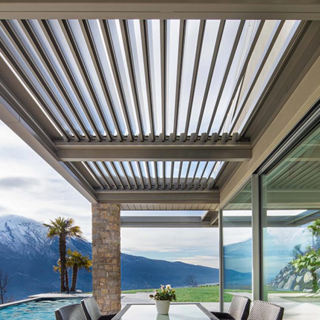 Pergola bioclimatica con lamelle orientabili.