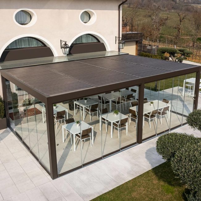 Pergola bioclimatica, chiusura vetro perimetrale con sistema Slidy.