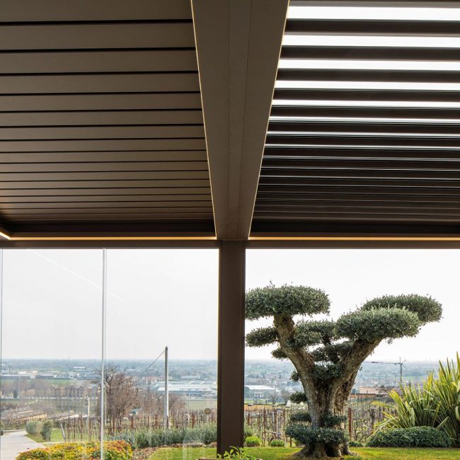 Particolare lamelle orientabili e sistema strip led perimetrale.