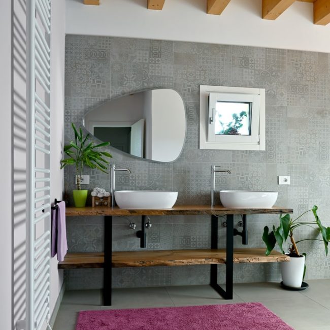 Mobile bagno a disegno in abete con supporti in ferro verniciato a polveri. Finestra laccata in legno/alluminio.