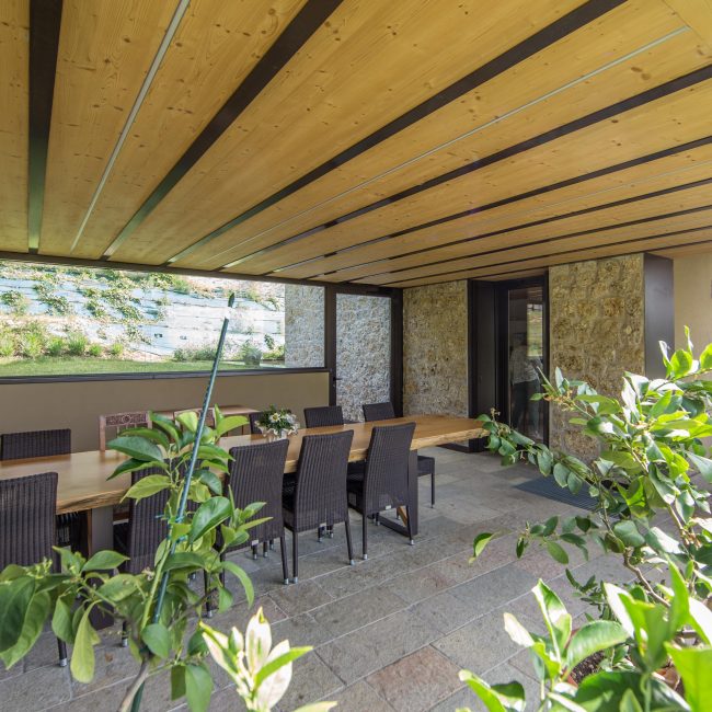 Rivestimento pompeiana con pannelli di abete e inserimento led. Fornitura tavolo con gambe in ferro.